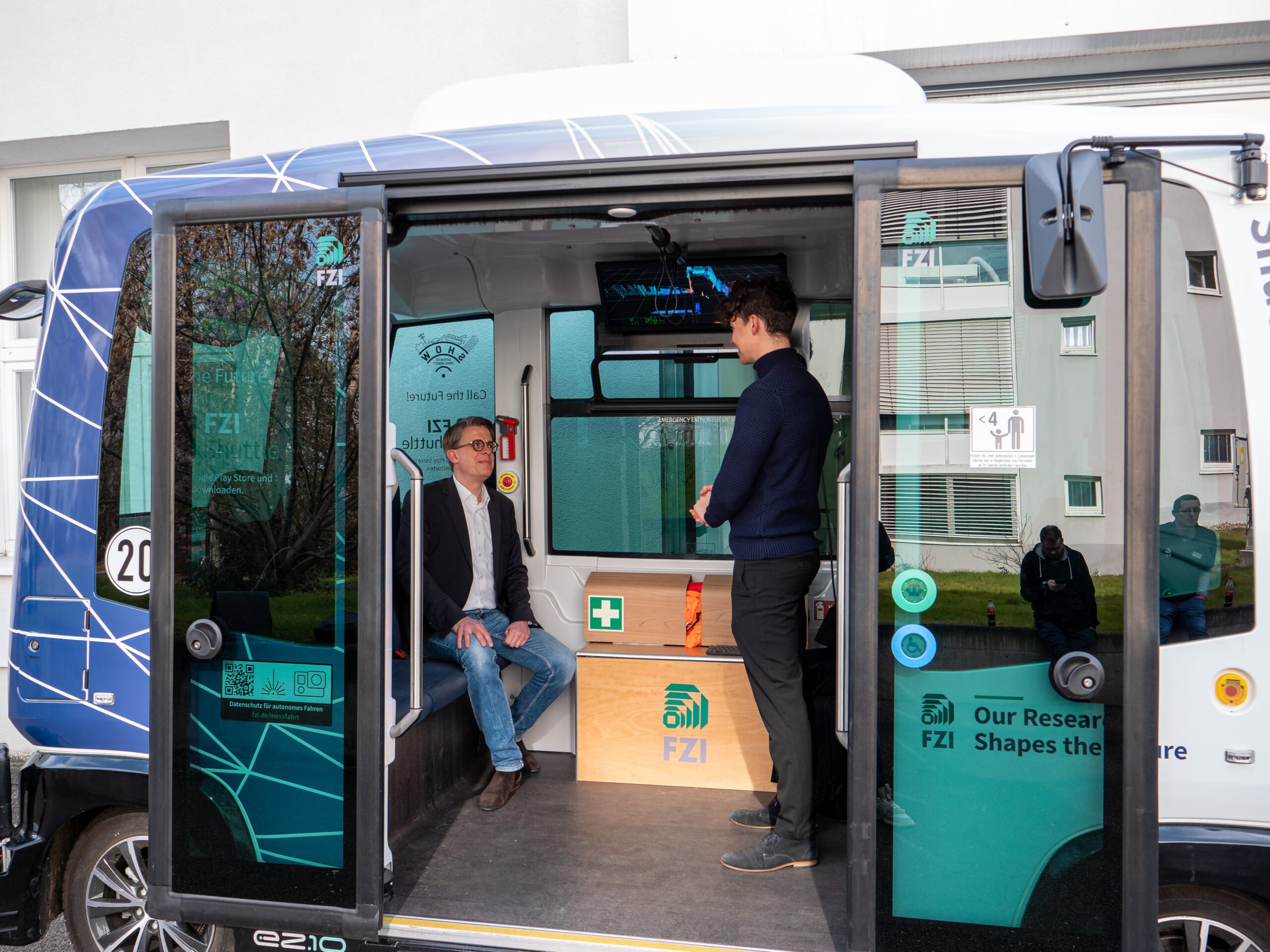 The self-driving EVA shuttle bus, which can be booked via app for a free ride in the Weiherfeld-Dammerstock test area again from March 2023, could be experienced at the FZI Open House 2023. Photo: Netzoptimisten.