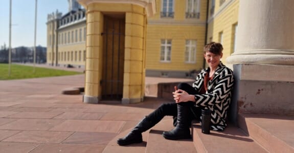 Sonja Thiel vor ihrem Arbeitsplatz, dem Badischen Landesmuseum. Foto:Katharina Iyen